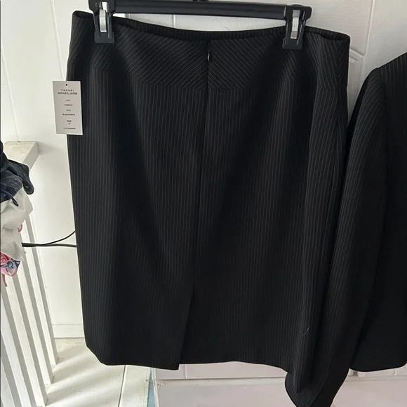 Tahari Black and White Pinstripe Two Piece Suite NEW WITH TAGS, Smoke Free Home - Picture 7 of 12